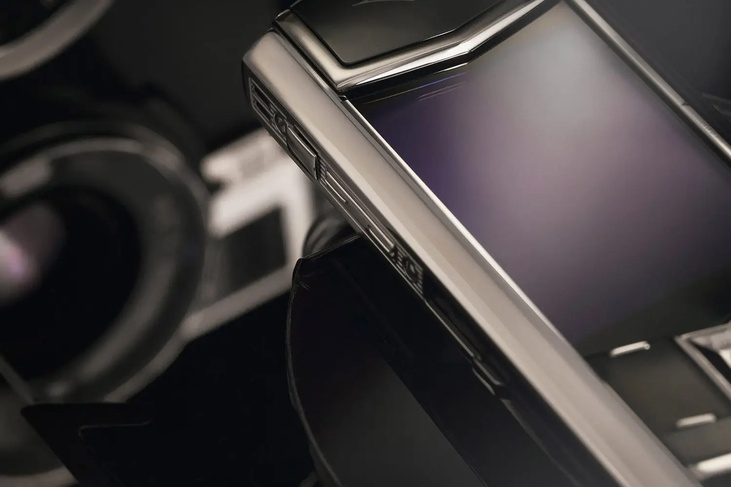 Vertu Signature S Design — Материалы, достойные вечности.