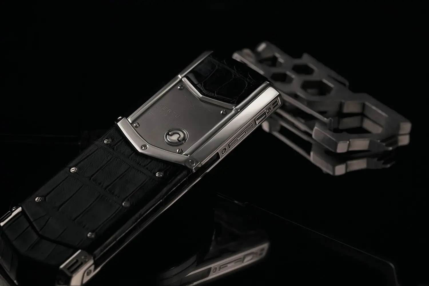 Vertu Signature S Design — Искусство ручной сборки.